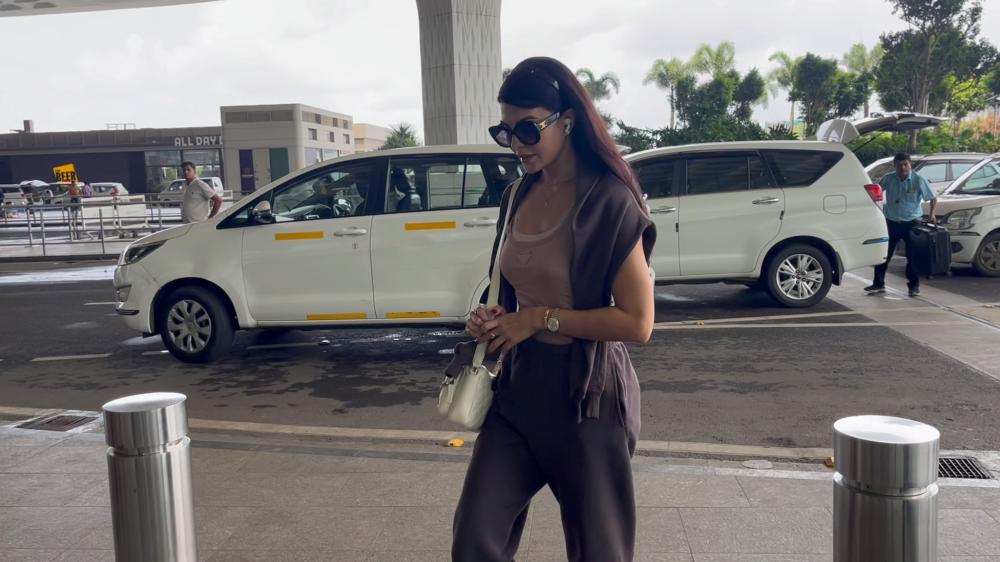 jacqueline-fernandez-was-spotted-at-the-airport-flying-out-of-mumbai